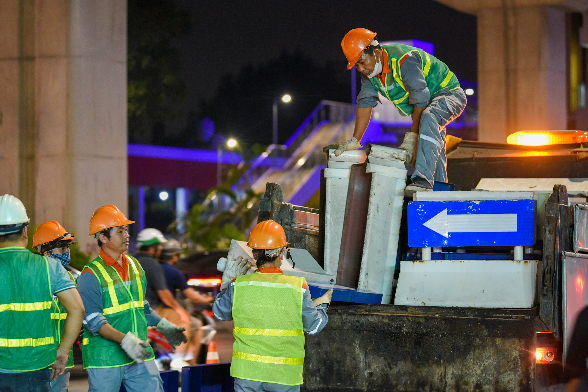 chum anh xuyen dem lap dat dai phan cach cung tren duong nguyen trai 6