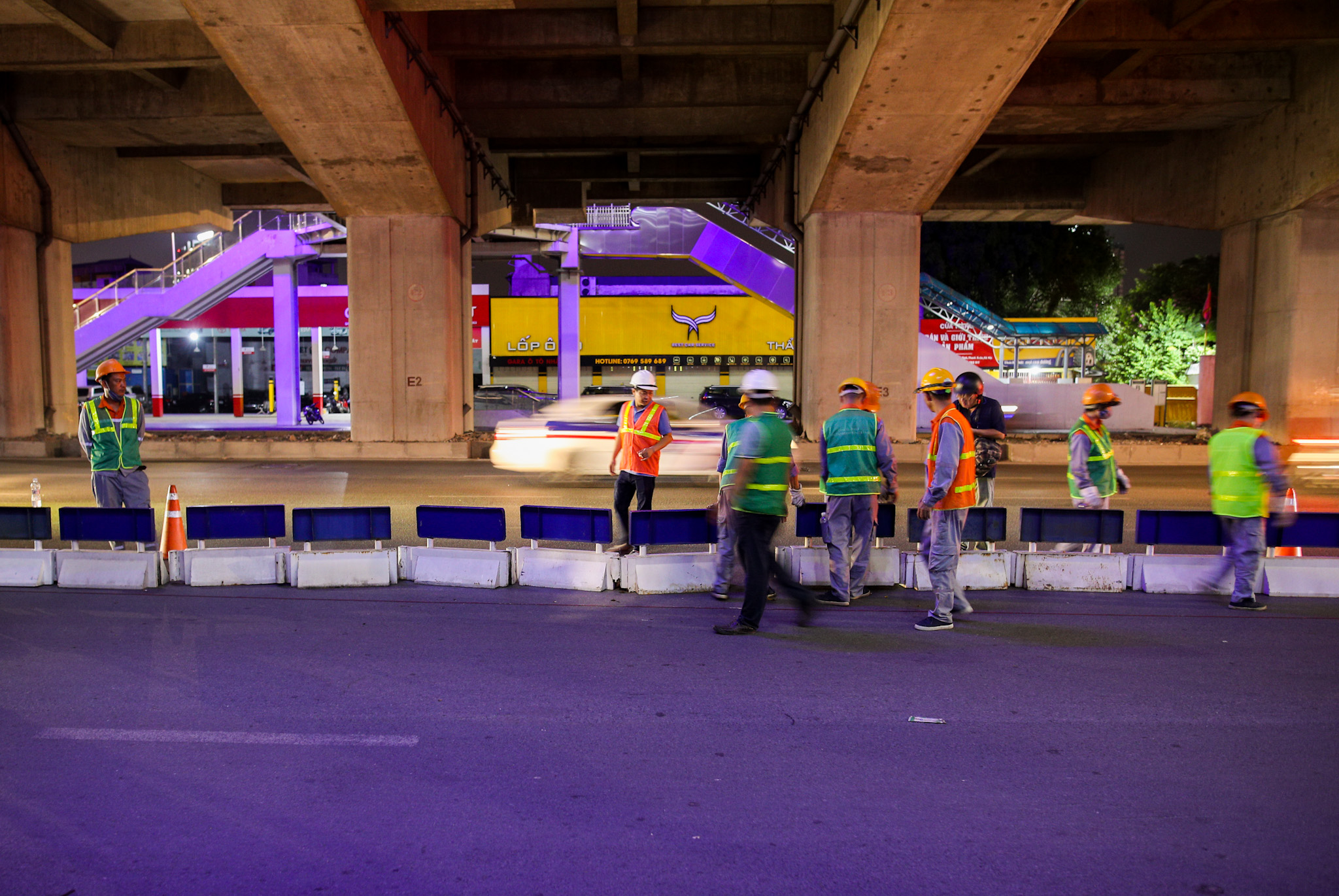 chum anh xuyen dem lap dat dai phan cach cung tren duong nguyen trai 7