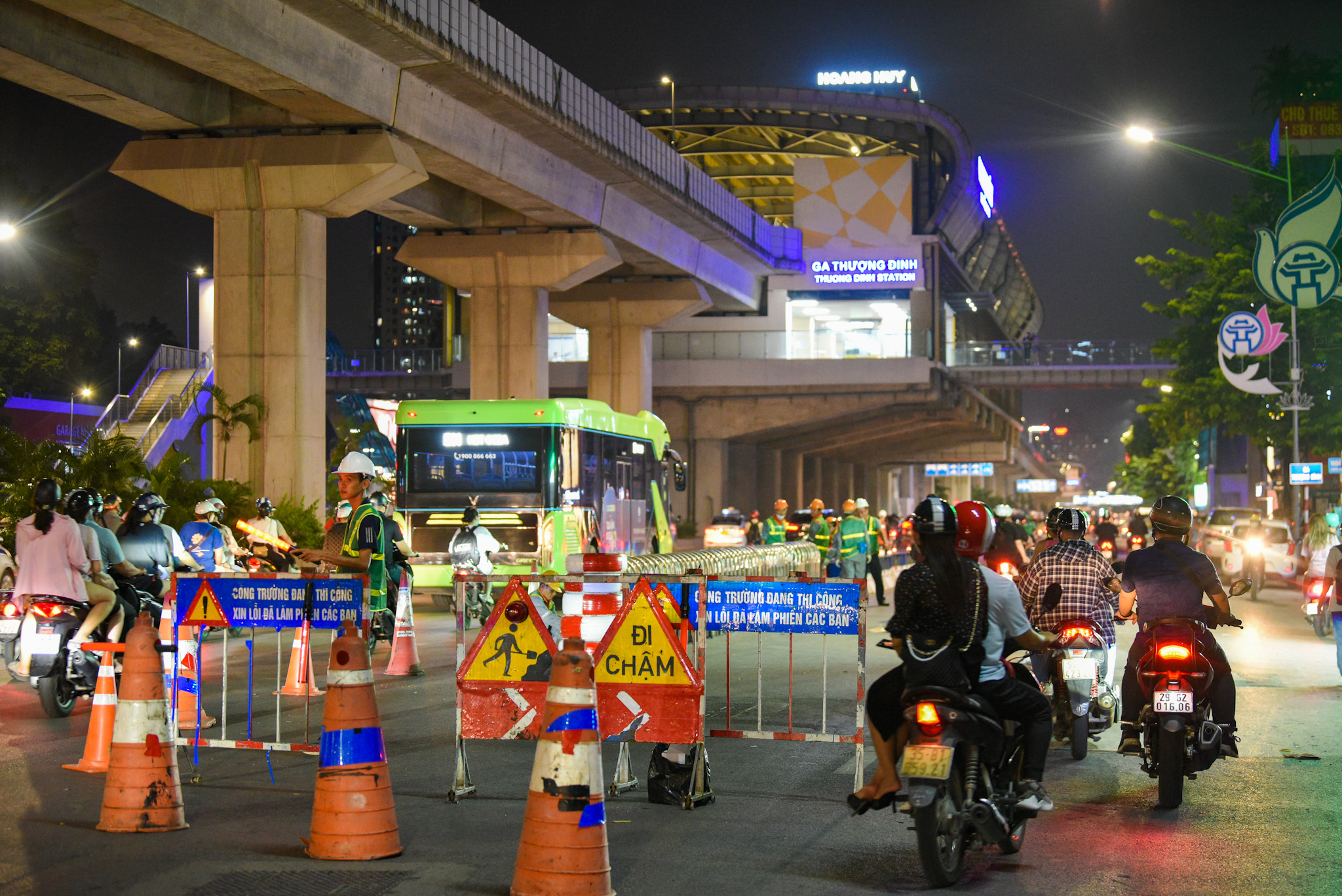 chum anh xuyen dem lap dat dai phan cach cung tren duong nguyen trai 8