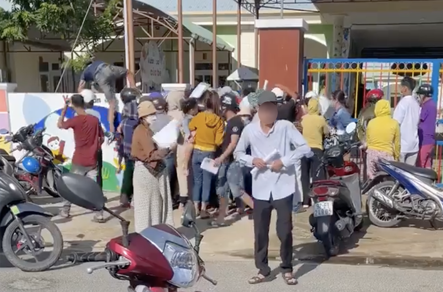 vu clip phu huynh chen lan nhay rao xin hoc mau giao cho con nu hieu truong noi gi vu clip phu huynh chen lan nhay rao xin hoc mau giao cho con nu hieu truong noi gi