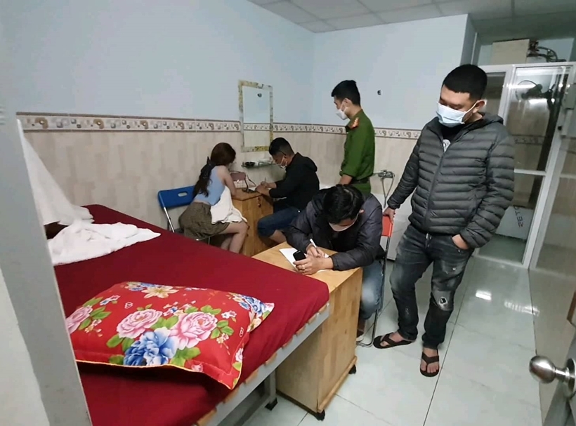 vu bat 4 chan dai dang may mua trong quan massage tu ong khai gi 
