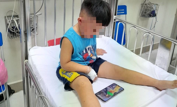 vu be trai 3 tuoi bi danh nhot trong tu cap dong bac si tiet lo bat ngo 2 vu be trai 3 tuoi bi danh nhot trong tu cap dong bac si tiet lo bat ngo 2