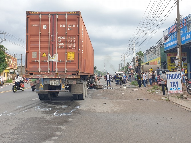 di xe may tren duong tu than nguoi dan ong bi container can tu vong di xe may tren duong tu than nguoi dan ong bi container can tu vong