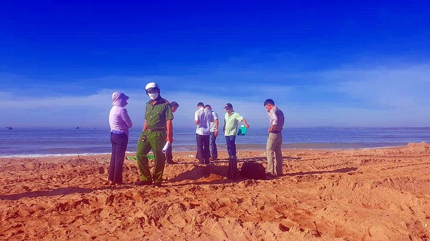 nguoi dan ong mac quan boi tu vong tren bo bien phan thiet la ai 0 nguoi dan ong mac quan boi tu vong tren bo bien phan thiet la ai 0