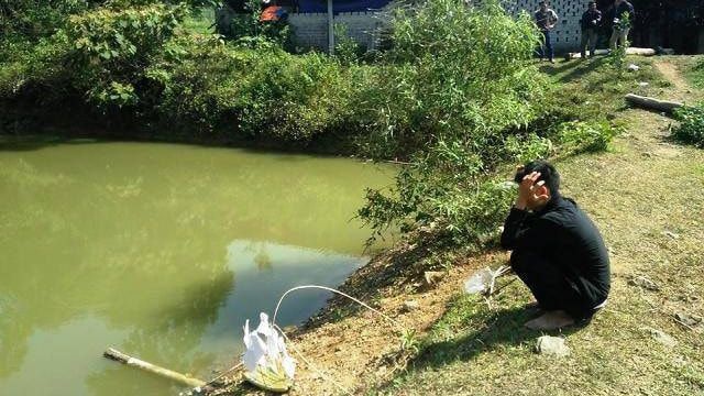 chau be 3 tuoi duoi nuoc thuong tam duoi ao nha ong ngoai