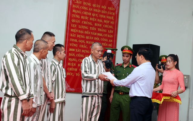 cong bo quyet dinh dac xa cua chu tich nuoc tai trai giam vinh quang 1 cong bo quyet dinh dac xa cua chu tich nuoc tai trai giam vinh quang 1