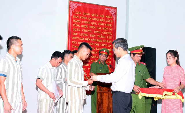 cong bo quyet dinh dac xa cua chu tich nuoc tai trai giam vinh quang 2 cong bo quyet dinh dac xa cua chu tich nuoc tai trai giam vinh quang 2