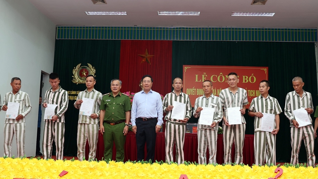 cong bo quyet dinh dac xa cua chu tich nuoc tai trai giam vinh quang 3 cong bo quyet dinh dac xa cua chu tich nuoc tai trai giam vinh quang 3