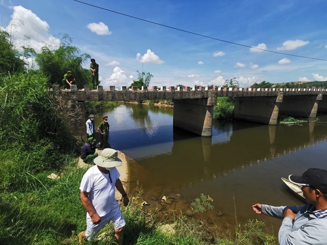 tren duong tu truong ve nha be trai 10 tuoi roi xuong cau tu vong tren duong tu truong ve nha be trai 10 tuoi roi xuong cau tu vong
