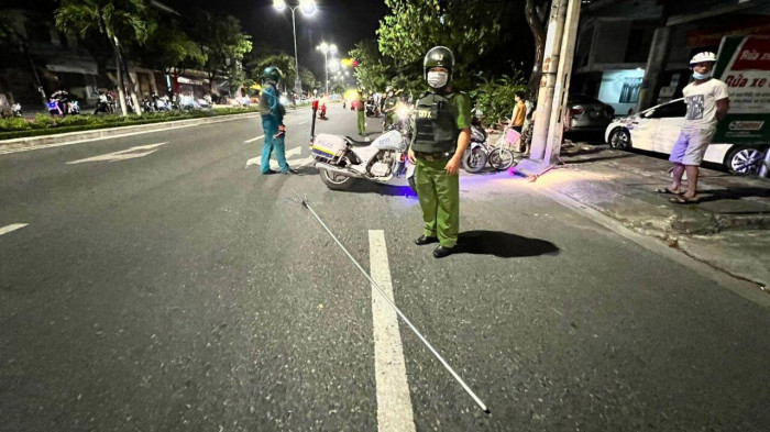 thieu nien vac cay ba chia dai 3m dien pho tim doi thu