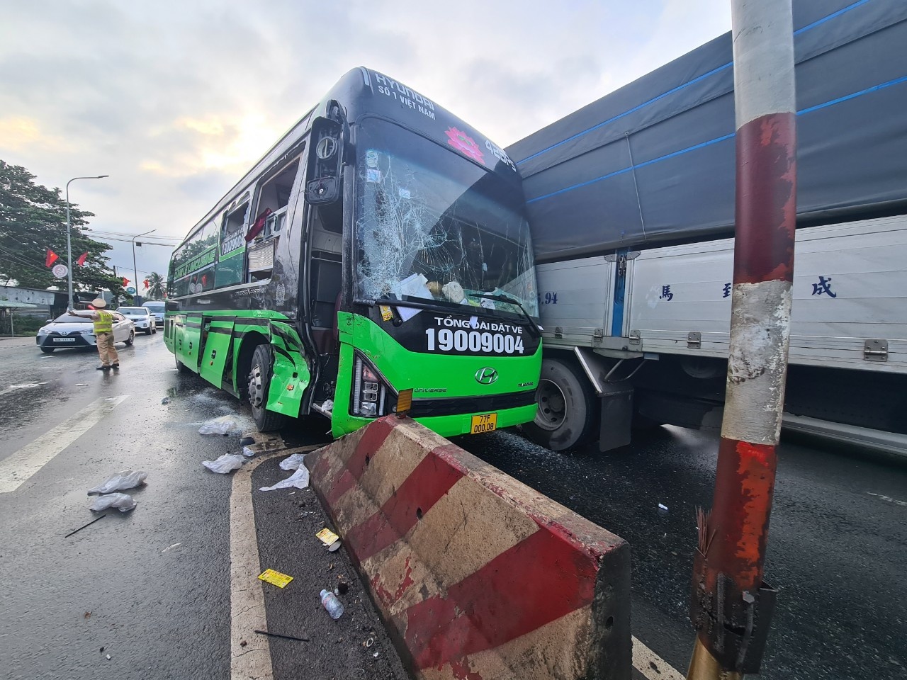 2 xe khach dau dau tren quoc lo 1a phu xe tu vong tai cho