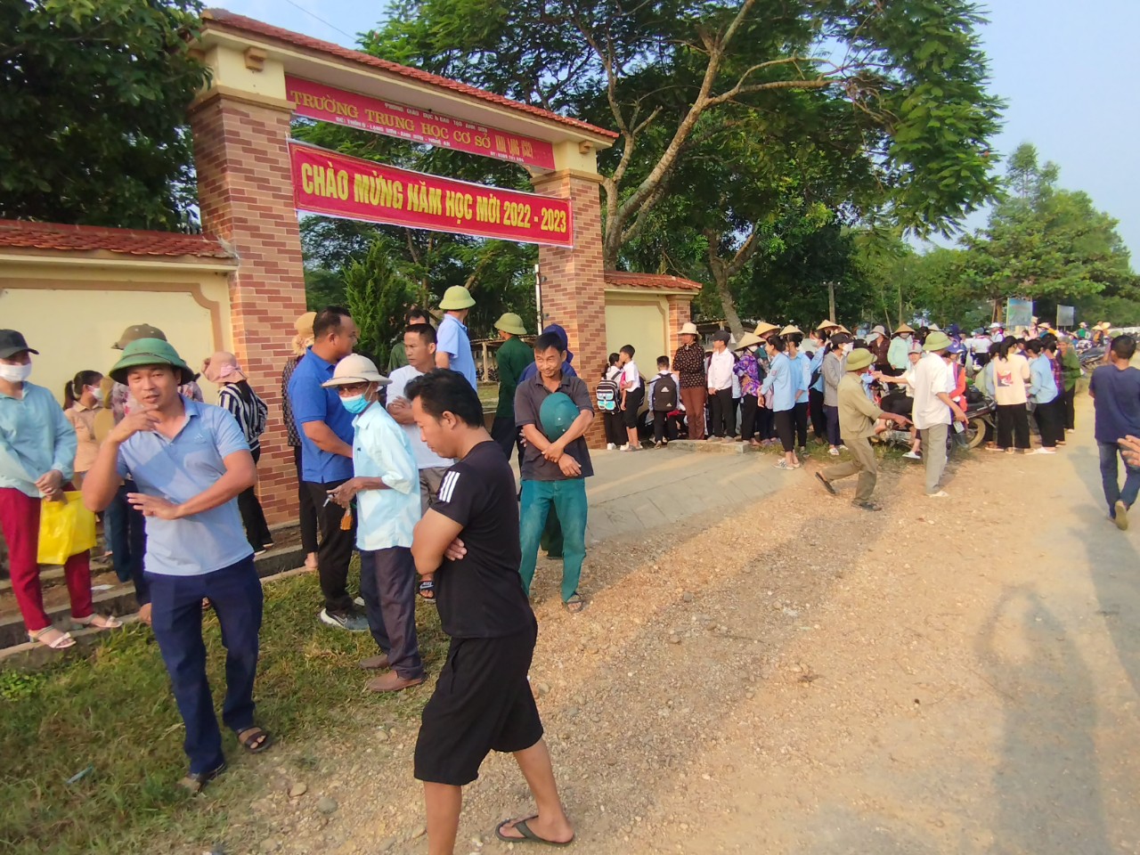 phan doi sat nhap truong hang tram phu huynh khong cho con di hoc 1