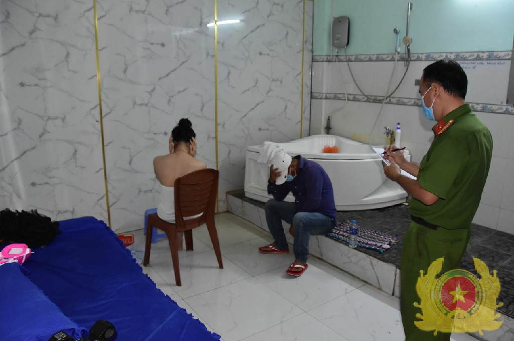 vu bat qua tang 2 nu tiep vien kich duc cho khach cuon so ghi chep tai quan co noi dung gi 1 vu bat qua tang 2 nu tiep vien kich duc cho khach cuon so ghi chep tai quan co noi dung gi 1
