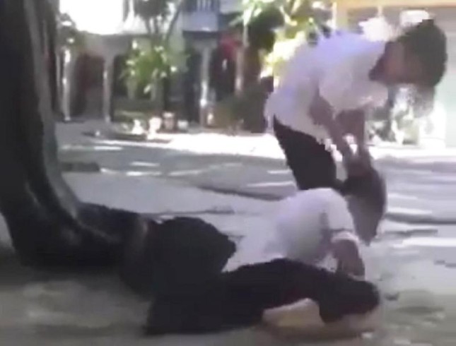 vu hai nu sinh hue danh nhau o san bong co 23 hoc sinh dung xem quay clip vu hai nu sinh hue danh nhau o san bong co 23 hoc sinh dung xem quay clip