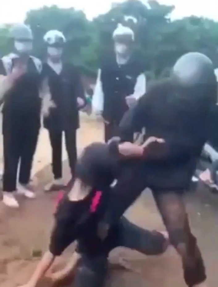 lan truyen doan video 2 nu sinh danh nhau vat lon giua duong