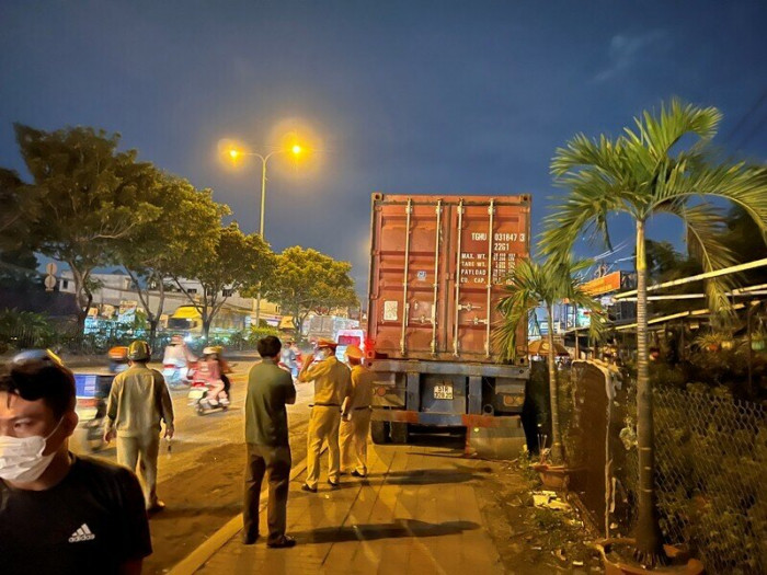 vu container lui can chet nguoi o binh duong thi the mac ket duoi banh xe vu container lui can chet nguoi o binh duong thi the mac ket duoi banh xe