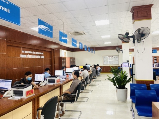 mot can bo huyen o quang ninh bi dinh chi cong tac de dieu tra ve nghi an hiep dam