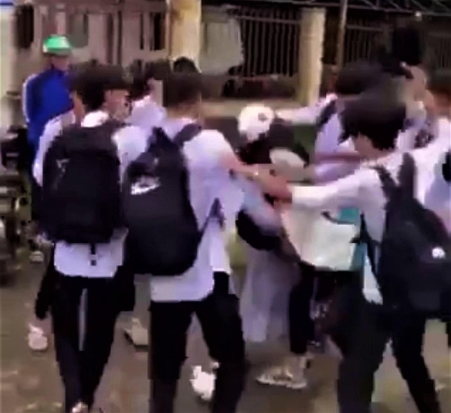 vu nam sinh cap 3 o dak lak bi danh hoi dong truoc cong truong so gd dt noi gi vu nam sinh cap 3 o dak lak bi danh hoi dong truoc cong truong so gd dt noi gi