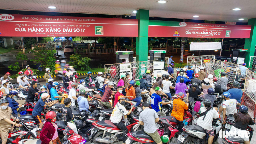 nua dem nguoi dan tp hcm van un un di do xang 2 nua dem nguoi dan tp hcm van un un di do xang 2