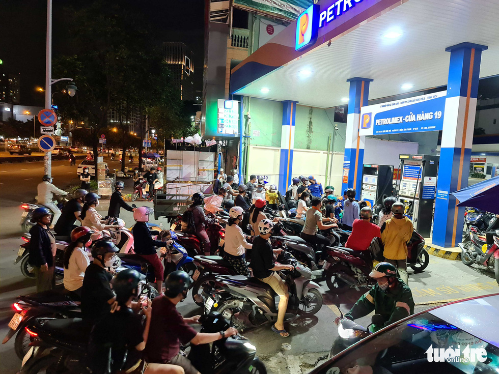 nua dem nguoi dan tp hcm van un un di do xang 6 nua dem nguoi dan tp hcm van un un di do xang 6