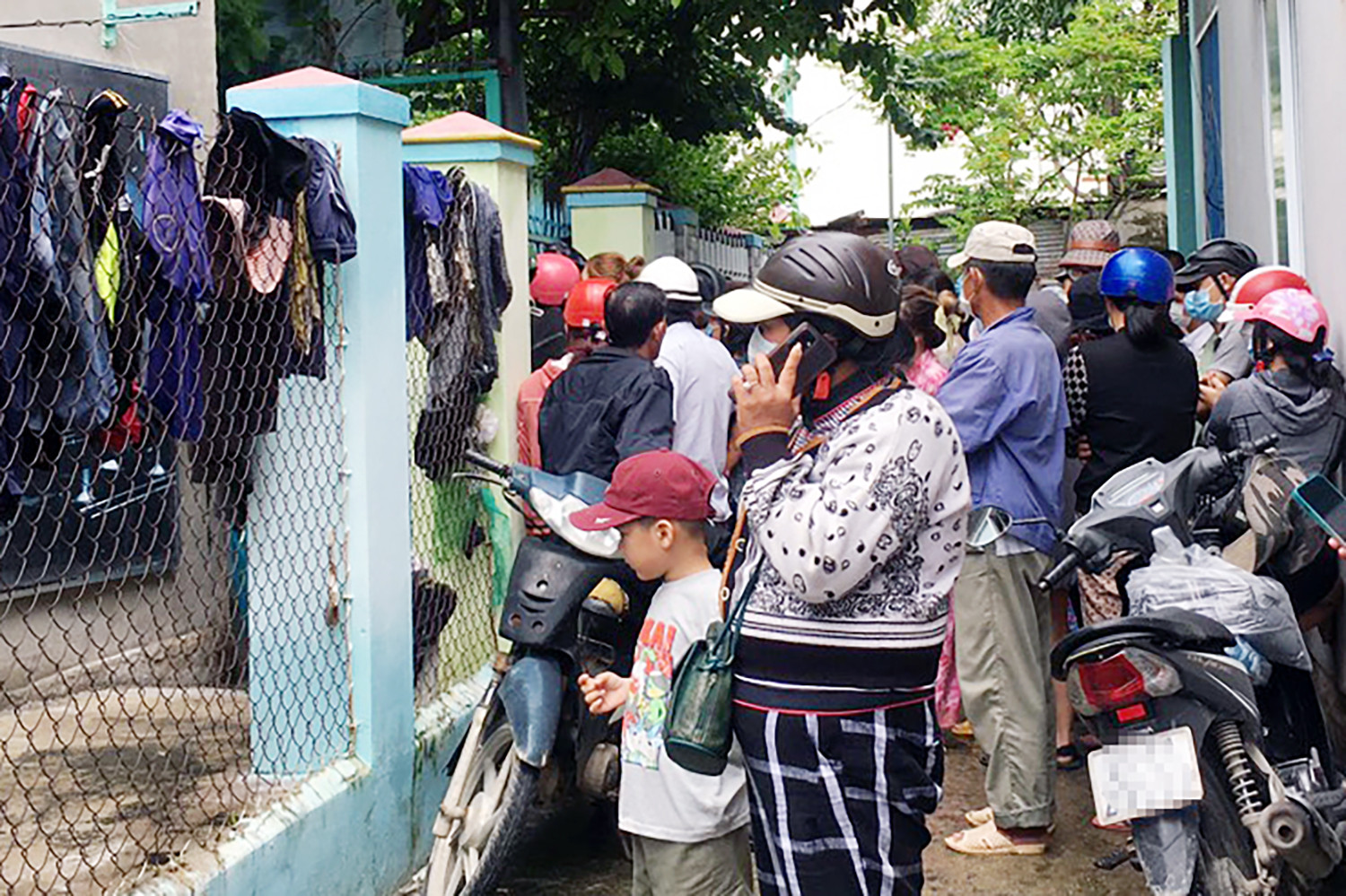 vu co gai guc tren vung mau trong phong tro nan nhan song 1 minh