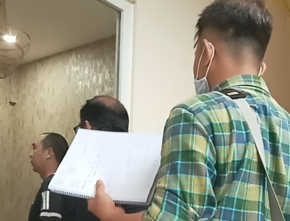 be gai 15 tuoi bi nhom thanh nien hiep dam