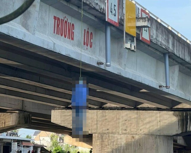 di tap the duc ta hoa phat hien nguoi dan ong treo co duoi gam cau