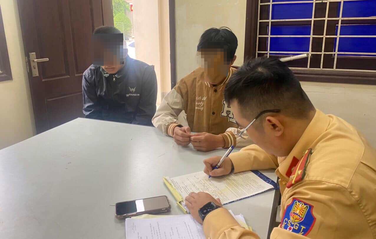 boc dau xe may roi khoe tren mang 2 quai xe tuoi teen nhan cai ket dang 0