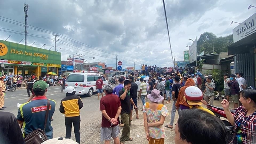 xe tai lat de chet nguoi phu nu 32 tuoi hang tram nguoi dan keo den hien truong