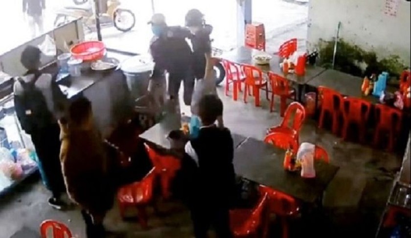 2 nam sinh bi chan danh da man truoc cong truong o quang nam 2 nam sinh bi chan danh da man truoc cong truong o quang nam