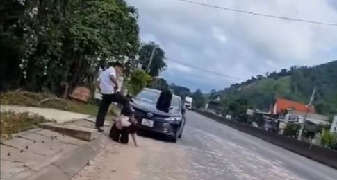 xac minh video nguoi dan ong dap vao dau mat phu nu dang quy goi o giua duong xac minh video nguoi dan ong dap vao dau mat phu nu dang quy goi o giua duong