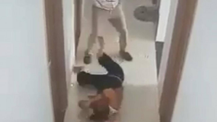 vu nguoi dan ong danh chet ban gai kem 17 tuoi o khach san co duoc dung vu luc de can ngan vu nguoi dan ong danh chet ban gai kem 17 tuoi o khach san co duoc dung vu luc de can ngan