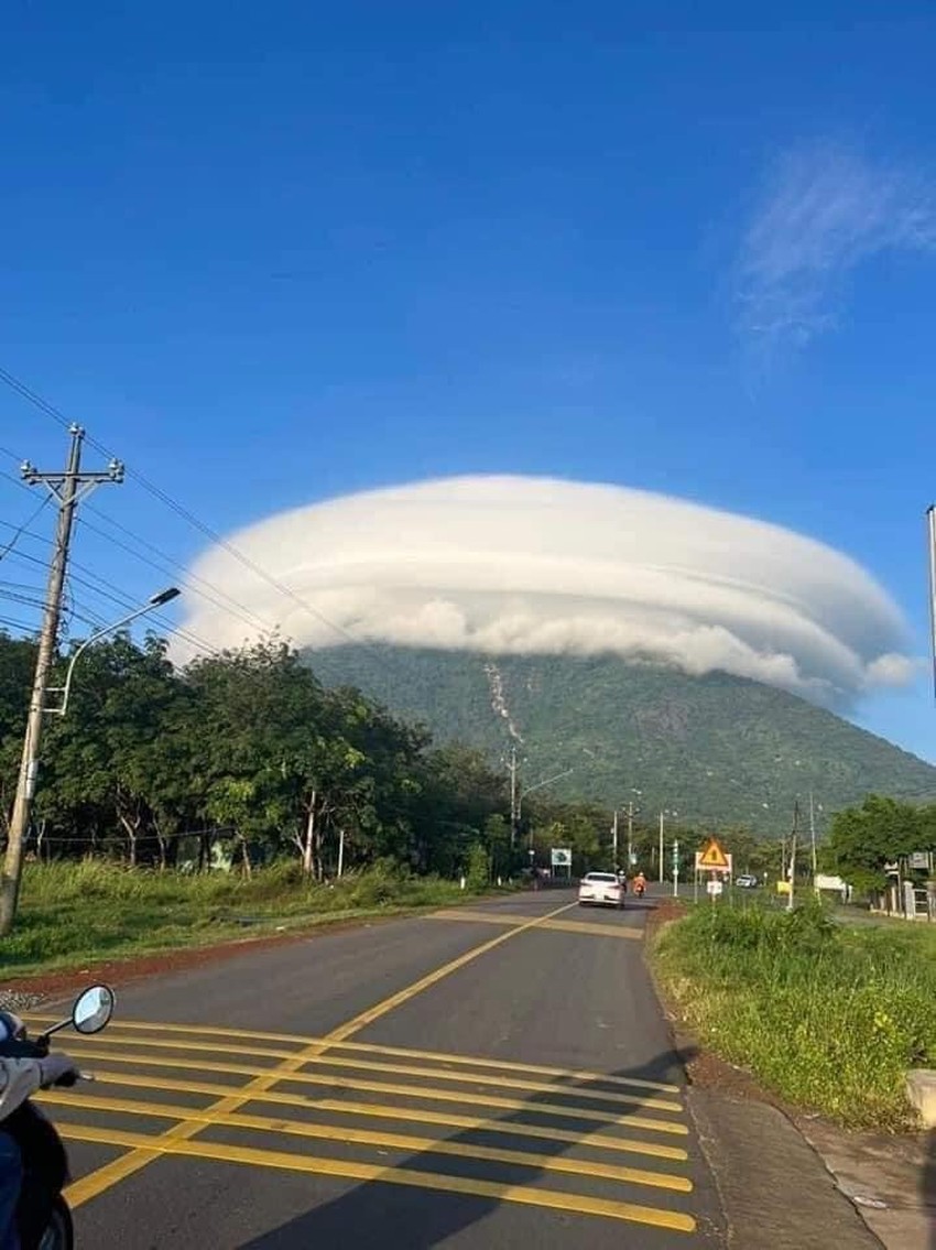 xuat hien dam may hinh dia bay tren nui ba den chuyen gia ly giai gi 