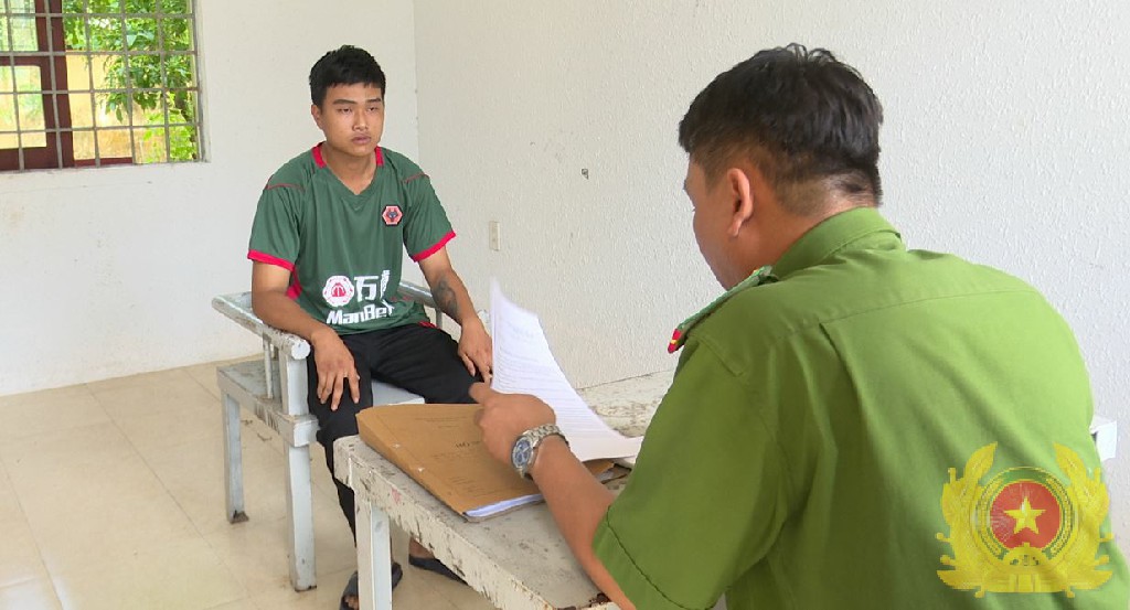 yeu rau xanh dua be gai duoi 16 tuoi ve nha song chung nhu vo chong 