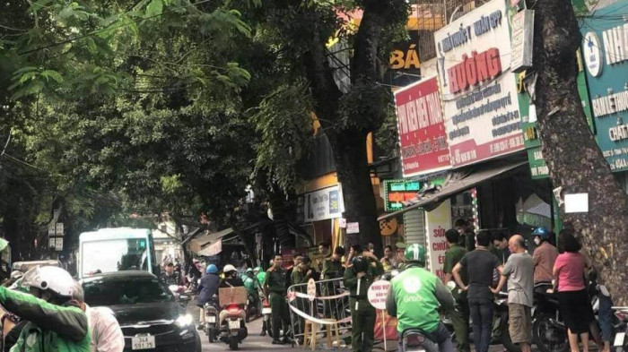 ha noi nguoi phu nu bi dam tu vong tren duong hoang hoa tham