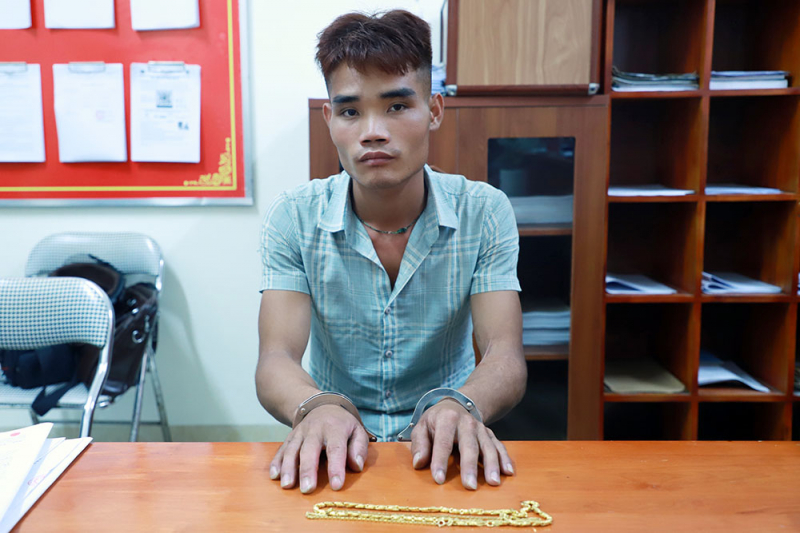 chan dung ke nem cat vao mat chu tiem vang cuop 2 soi day chuyen vang o bac giang chan dung ke nem cat vao mat chu tiem vang cuop 2 soi day chuyen vang o bac giang