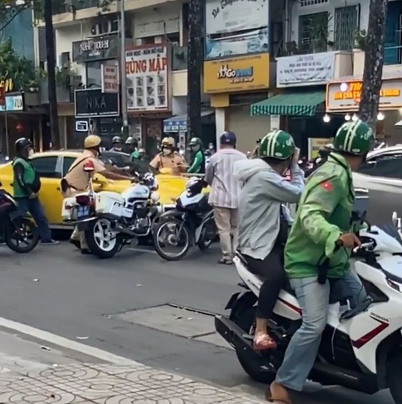 tai xe o to tong nga xe dac chung cua csgt roi bo chay do con benh nen hoang loan tai xe o to tong nga xe dac chung cua csgt roi bo chay do con benh nen hoang loan
