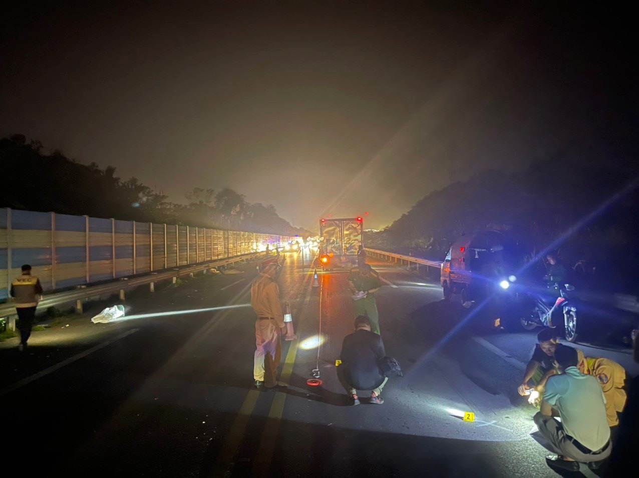 bang qua cao toc ha noi lao cai nam thanh nien bi xe o to can tu vong bang qua cao toc ha noi lao cai nam thanh nien bi xe o to can tu vong