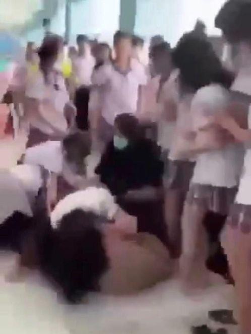 tp hcm nu sinh lop 11 bi ban danh tui bui o hanh lang lop hoc