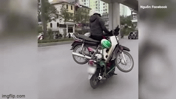 csgt xac minh clip 2 xe may lam xiec tren duong pho ha noi csgt xac minh clip 2 xe may lam xiec tren duong pho ha noi