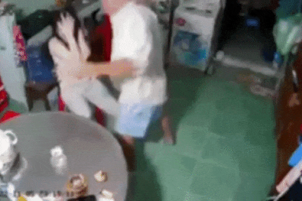 danh dap con gai 17 tuoi vi di choi khuya nguoi cha phai tra gia dat danh dap con gai 17 tuoi vi di choi khuya nguoi cha phai tra gia dat