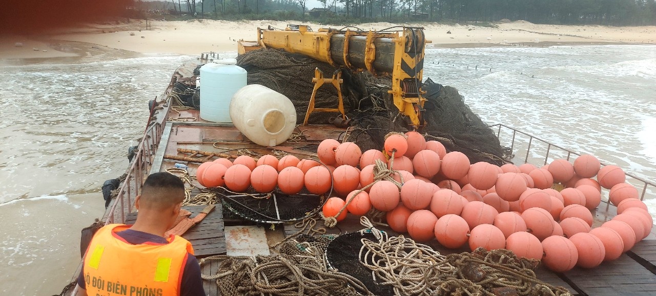 tau vo sat ghi chu nuoc ngoai troi dat vao bo bien quang tri 2