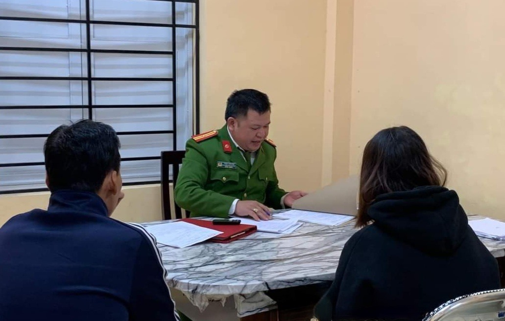 nu sinh dung chuyen bi cuop giat de duoc mua dien thoai moi