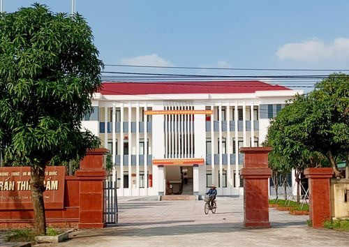 ha tinh nu can bo tu phap bi ky luat dang vi quan he bat chinh