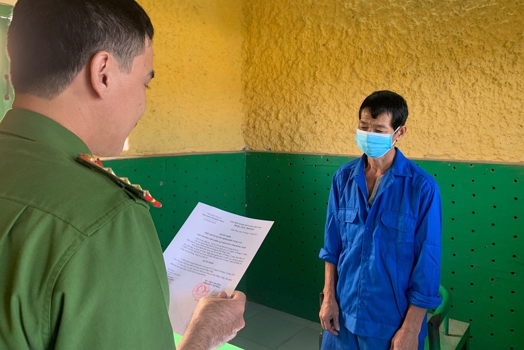vu be gai 10 tuoi bi hang xom hiep dam yeu rau xanh 54 tuoi khai gi 