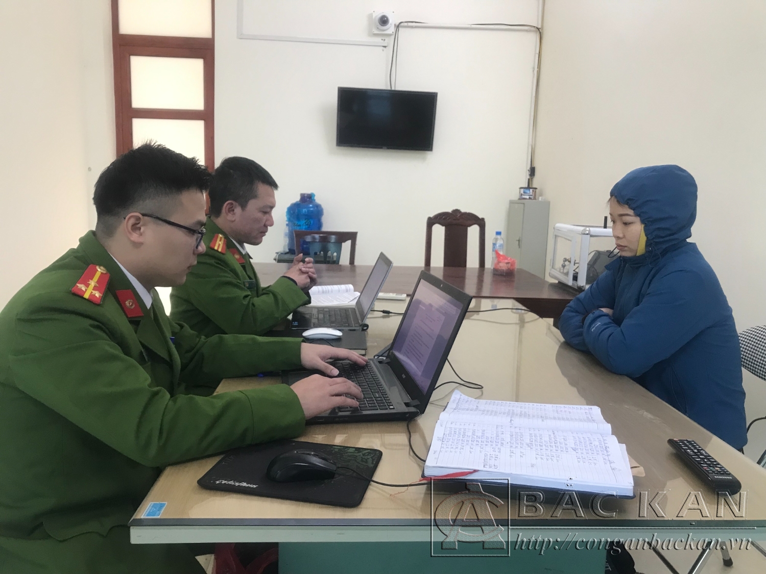 vu bat 3 co gai ban dam o nha nghi phja booc bat ngo loi khai cua co le tan