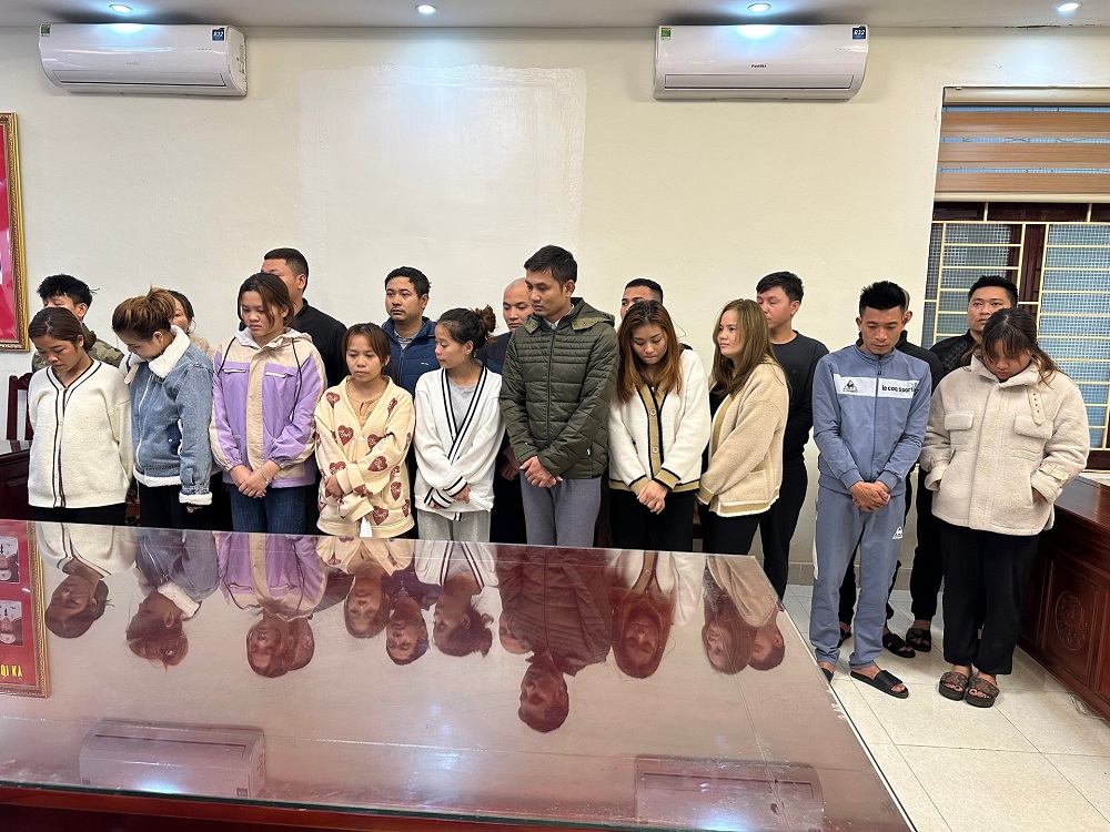 19 nam nu thanh nien bi bat qua tang dang bay lac ma tuy trong quan karaoke 1