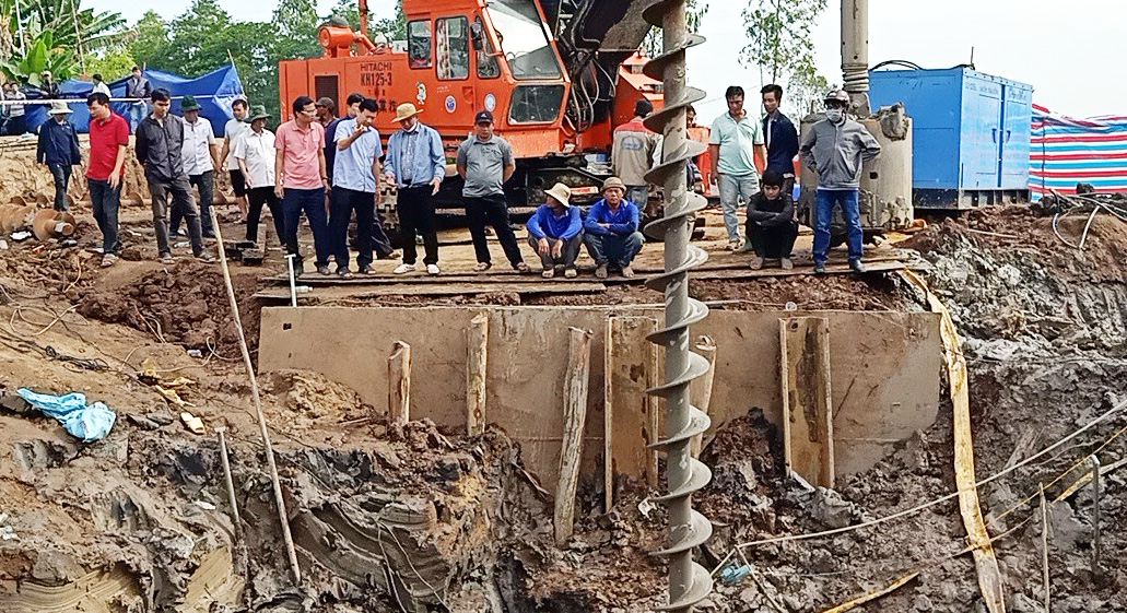 bo be trai 10 tuoi roi xuong tru be tong o dong nai nghe tieng con keu cuu khoang 10 phut