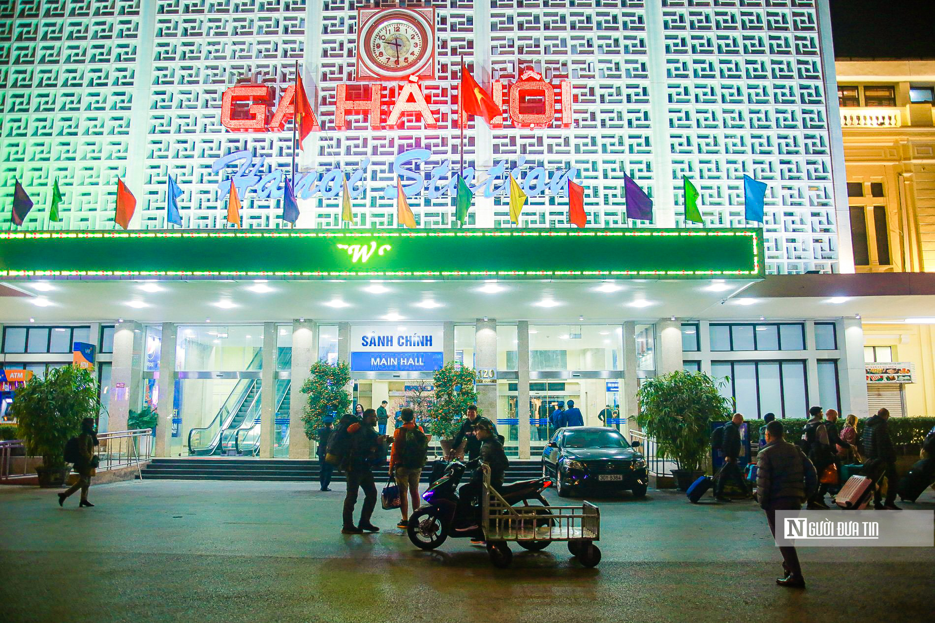 nguoi dan voi va len chuyen tau cuoi cung de ve que an tet 1