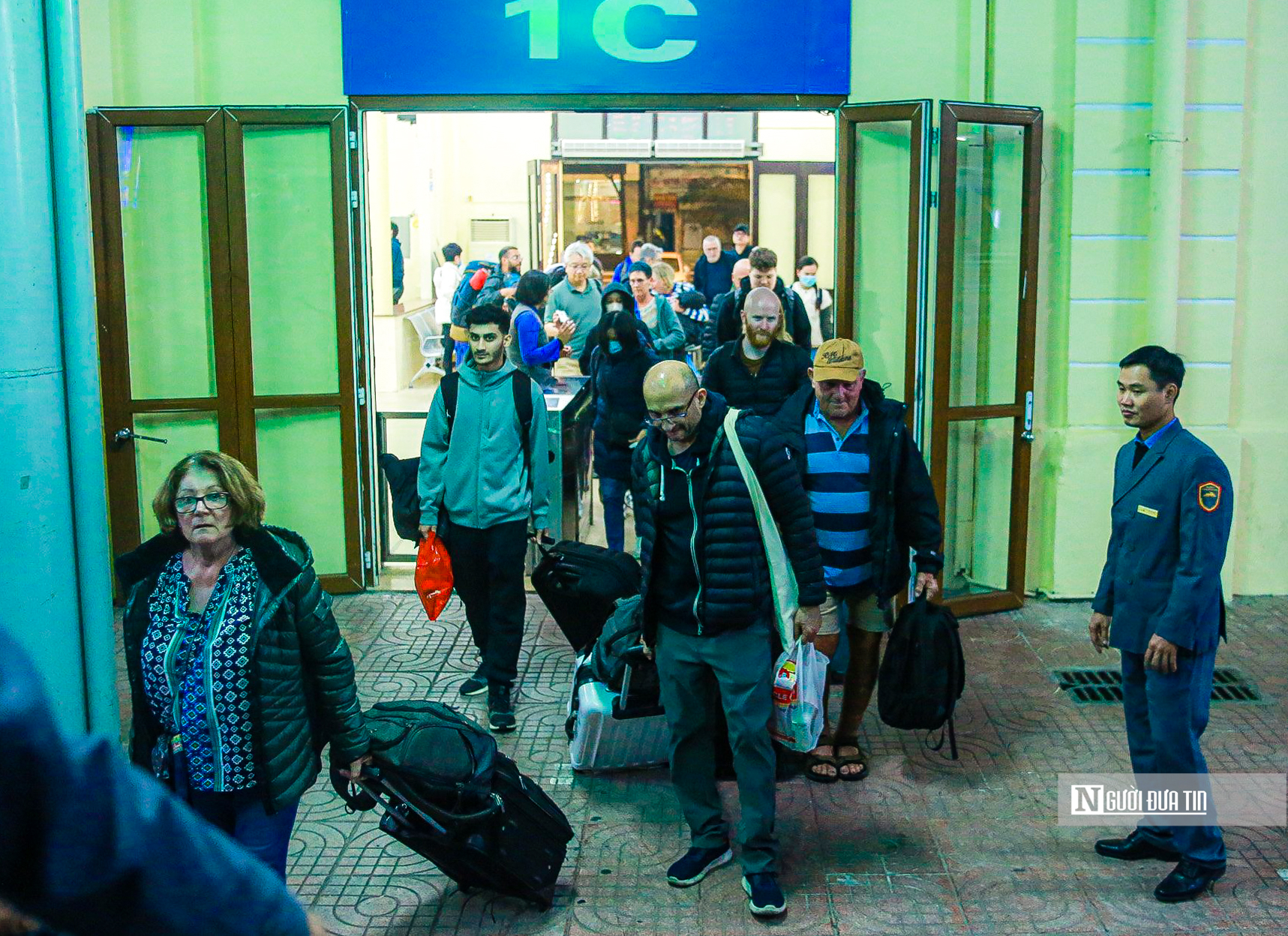 nguoi dan voi va len chuyen tau cuoi cung de ve que an tet 4